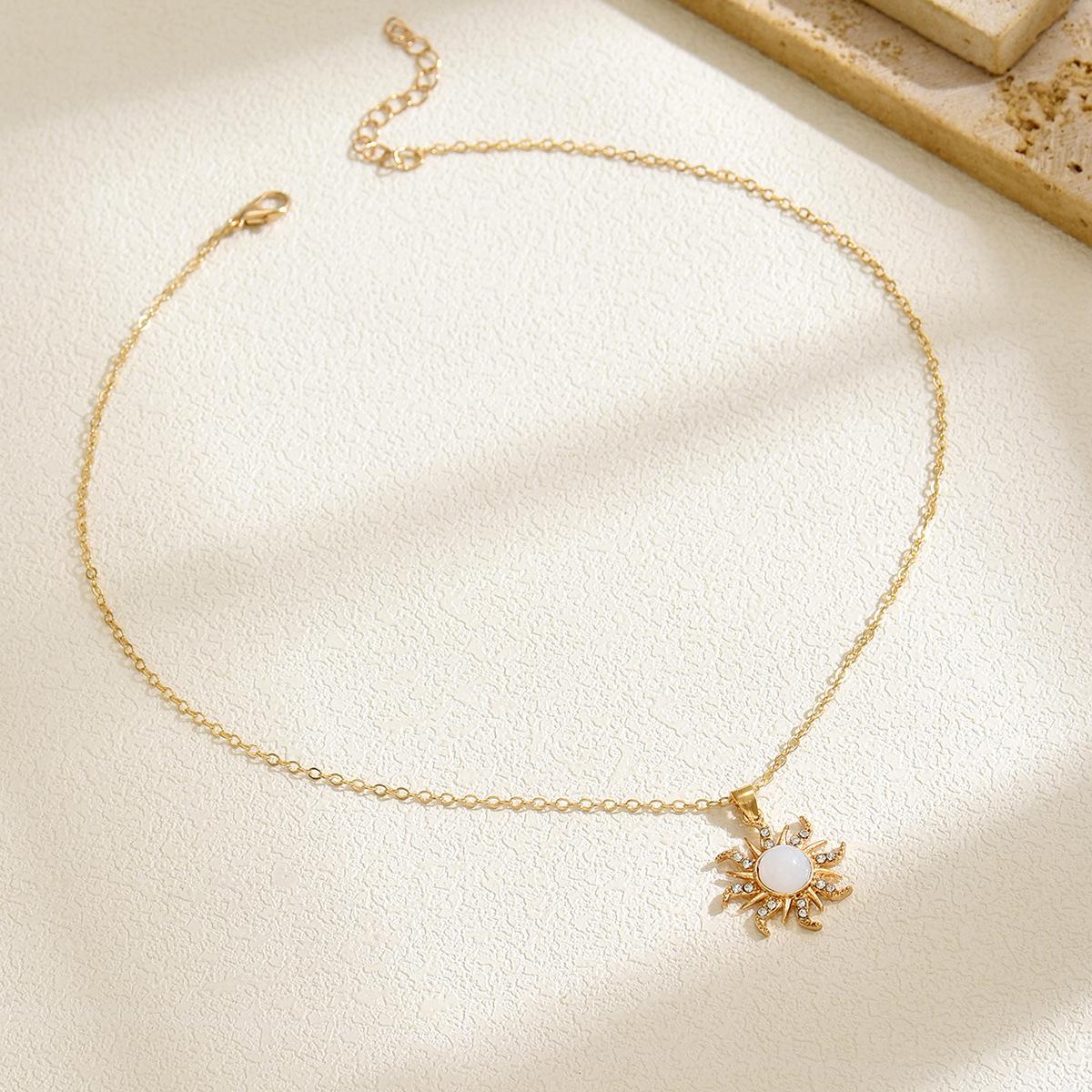 European and American fashion simple sunflower pendant necklace fashion geometric rotating diamond alloy collarbone chain accessories
European and American fashion simple sunflower pendant necklace fashion geometric rotating diamond alloy collarbone chain accessories