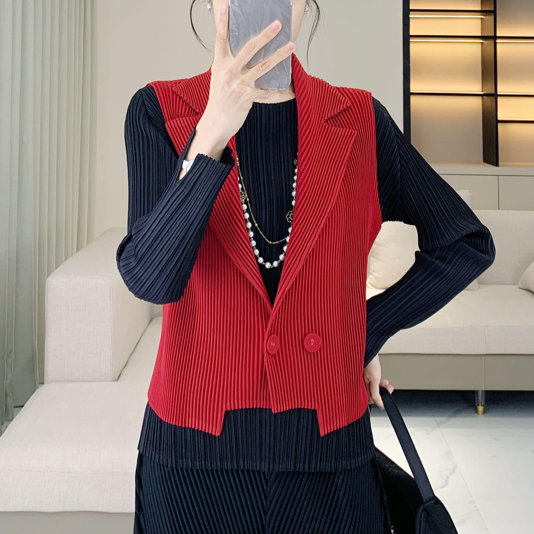 Pleated Double-Breasted Spring Vest - Casual, Versatile Short Top for Women 2025 Fashion One Size (suitable for 90-150 jin) темно-серого
Pleated Double-Breasted Spring Vest - Casual, Versatile Short Top for Women 2025 Fashion One Size (suitable for 90-150 jin) темно-серого