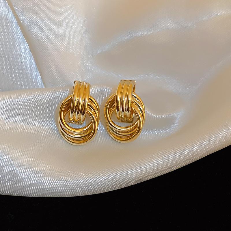 Silver Needle European and American Metal Water Drop Earrings Simple Design Exaggerated Earrings Niche Individual Cold Wind Earrings Women
Silver Needle European and American Metal Water Drop Earrings Simple Design Exaggerated Earrings Niche Individual Cold Wind Earrings Women