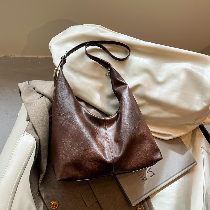 Large capacity bag women s autumn 2025 new casual simple foreign style shoulder messenger bag texture commuter tote bag
Large capacity bag women s autumn 2025 new casual simple foreign style shoulder messenger bag texture commuter tote bag