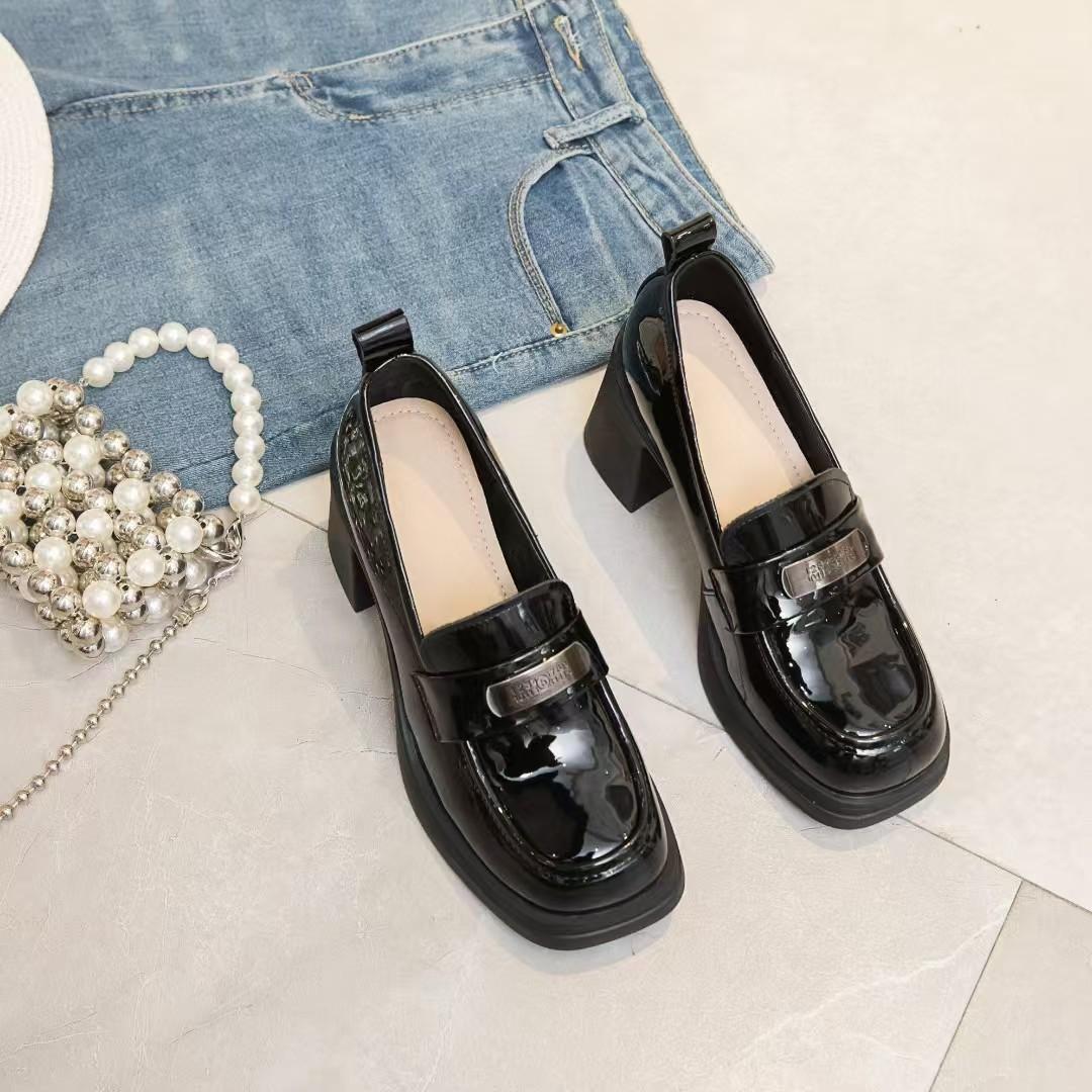 Маленькие кожаные туфли женские весна новая кожа на высоком каблуке универсальные на толстой подошве на толстом каблуке темпераментные одинарные туфли 35 чёрный
Маленькие кожаные туфли женские весна новая кожа на высоком каблуке универсальные на толстой подошве на толстом каблуке темпераментные одинарные туфли 35 чёрный