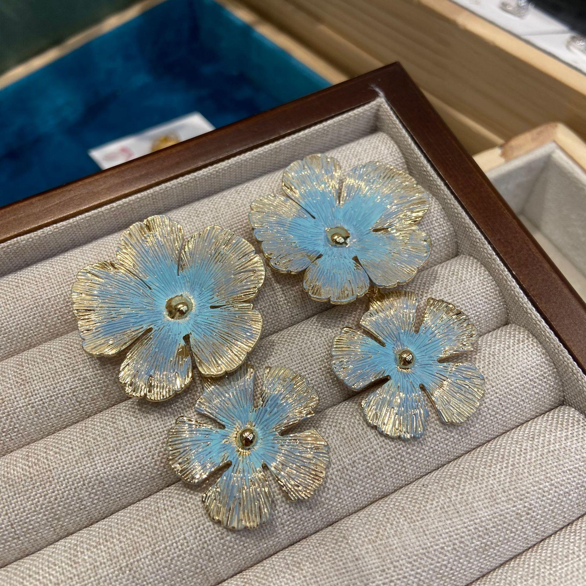 18K Gold Retro Exaggerated Multi-Layer Flower Leaf Large Earrings Flower Stud Earrings Ear Jewelry
18K Gold Retro Exaggerated Multi-Layer Flower Leaf Large Earrings Flower Stud Earrings Ear Jewelry
