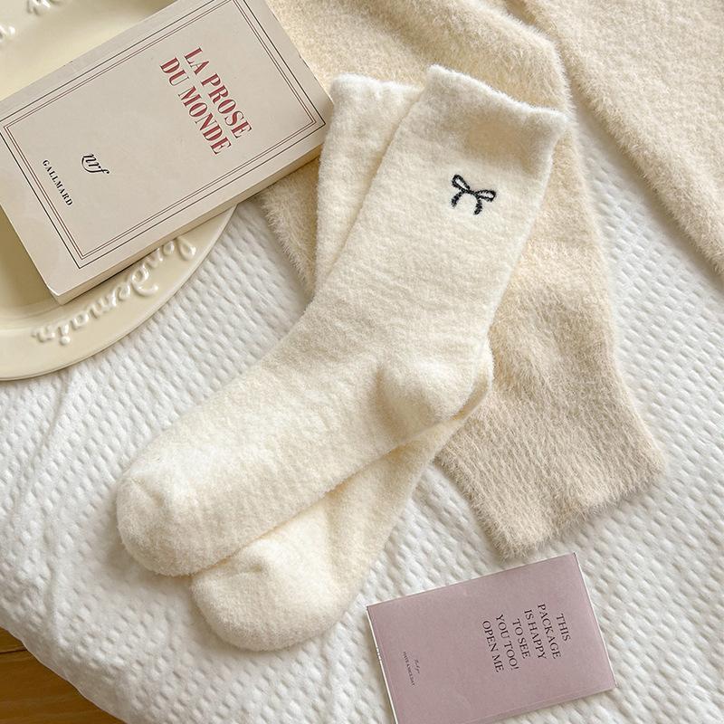 Women s Autumn and Winter Velvet and Thick Warm Lace Embroidery Medium Tube Pile Socks 1 pair
Women s Autumn and Winter Velvet and Thick Warm Lace Embroidery Medium Tube Pile Socks 1 pair