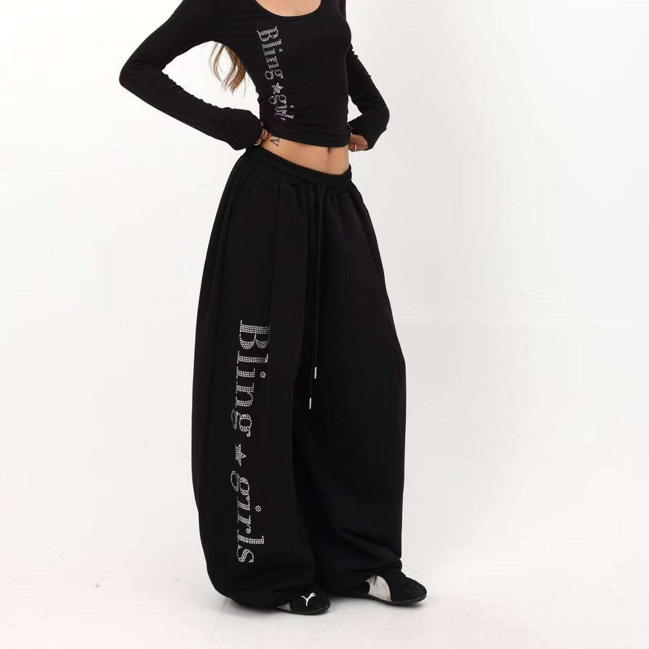 Women s Retro Jazz Dance Wide-Leg Sweatpants with Stylish Letter Details XXL чорний
Women s Retro Jazz Dance Wide-Leg Sweatpants with Stylish Letter Details XXL чорний