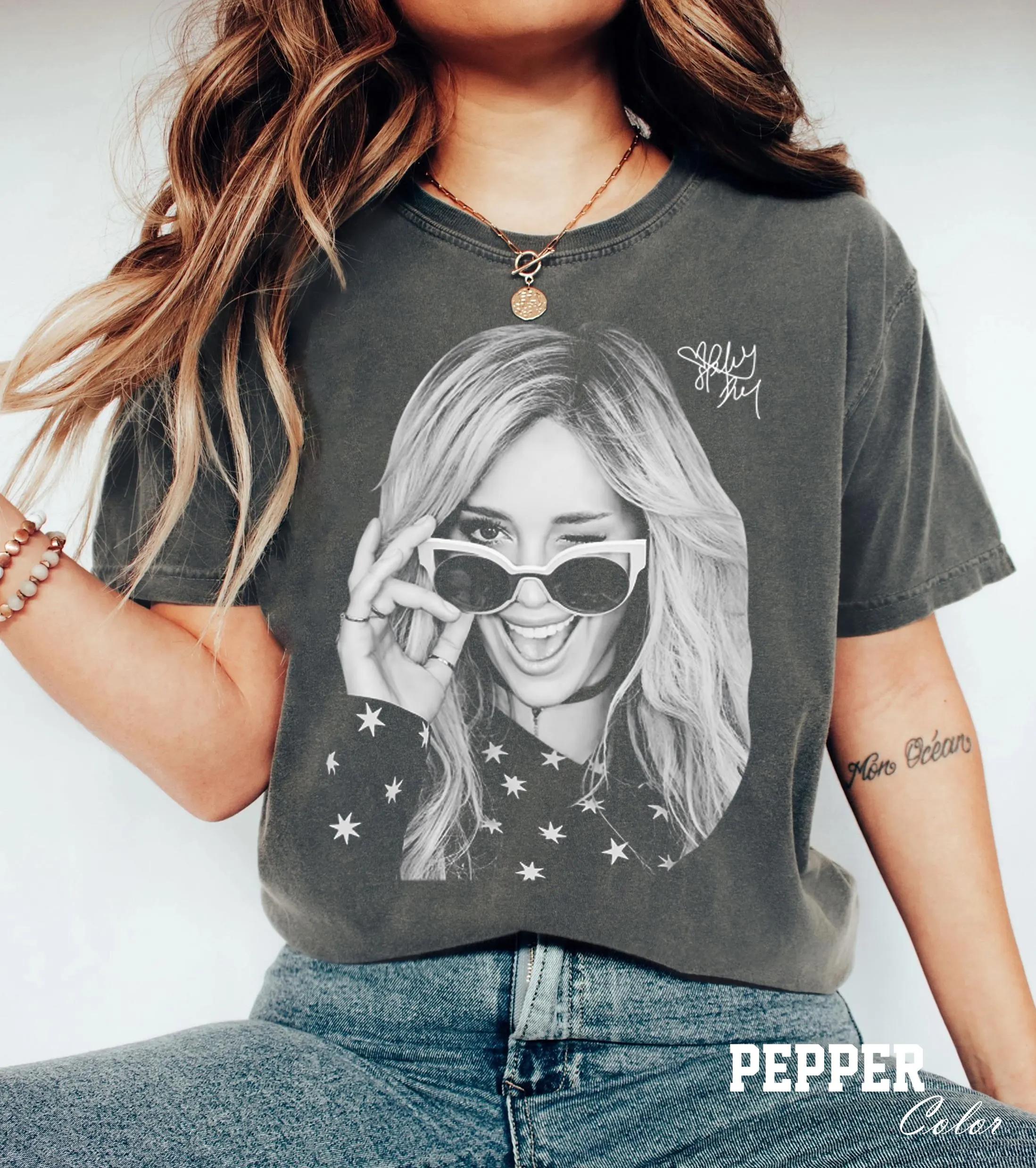 2026 Summer Womens Retro Hilary Duff Graphic TShirt Cotton and Breathable Short Sleeve Streetwear Oversized Loose Casual S
2026 Summer Womens Retro Hilary Duff Graphic TShirt Cotton and Breathable Short Sleeve Streetwear Oversized Loose Casual S