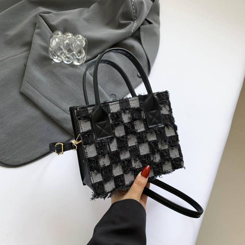 Повседневная сумка-мессенджер в иностранном стиле, корейская версия, модная маленькая квадратная сумка, летняя новинка 2024 года, простая маленькая квадратная сумка через плечо
Повседневная сумка-мессенджер в иностранном стиле, корейская версия, модная маленькая квадратная сумка, летняя новинка 2024 года, простая маленькая квадратная сумка через плечо