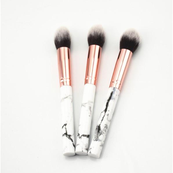 Профессиональная кисть для макияжа, 3 шт., имеет ручку с мраморным узором.
Профессиональная кисть для макияжа, 3 шт., имеет ручку с мраморным узором.