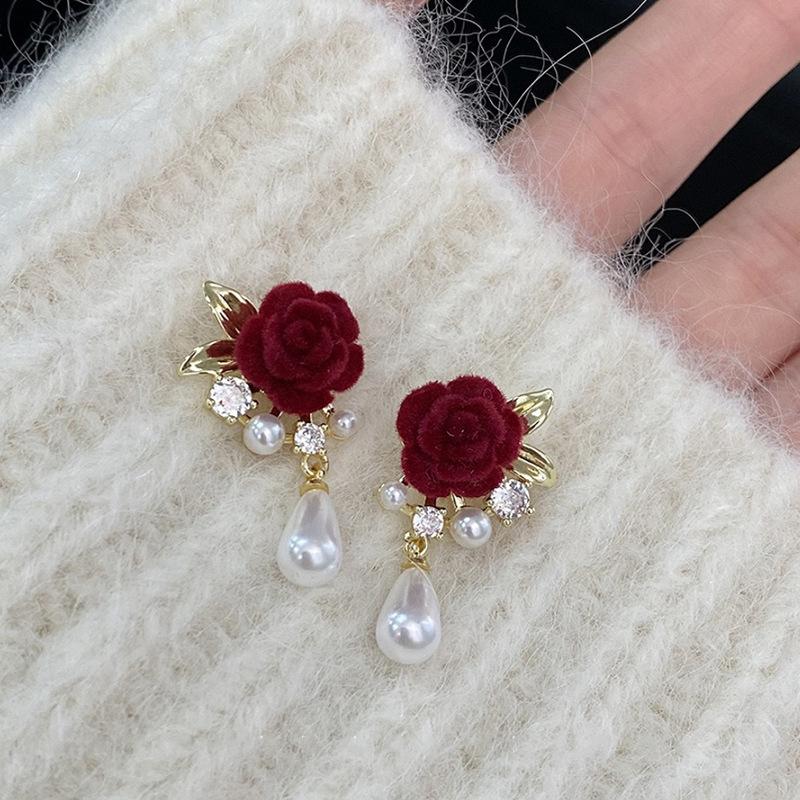 New Year s Burgundy Flocking Rose Flower Stud Earrings Women s Silver Needle Pearl Earrings Autumn and Winter Earrings 925 silver needle
New Year s Burgundy Flocking Rose Flower Stud Earrings Women s Silver Needle Pearl Earrings Autumn and Winter Earrings 925 silver needle