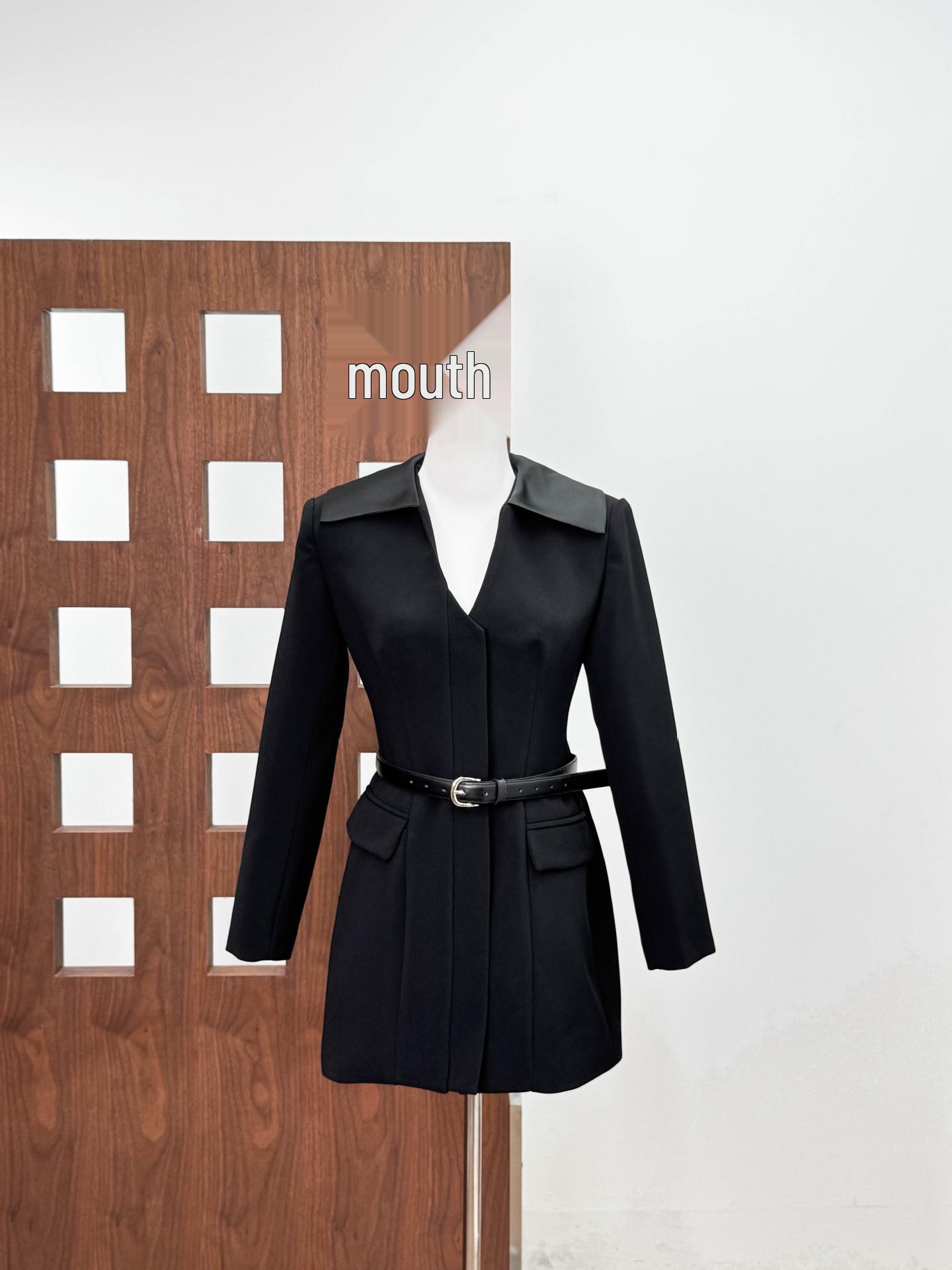 2026 Spring Classic Black Wool Blend V-Neck Waist-Cinched Dress & Short Skirt Small
2026 Spring Classic Black Wool Blend V-Neck Waist-Cinched Dress & Short Skirt Small