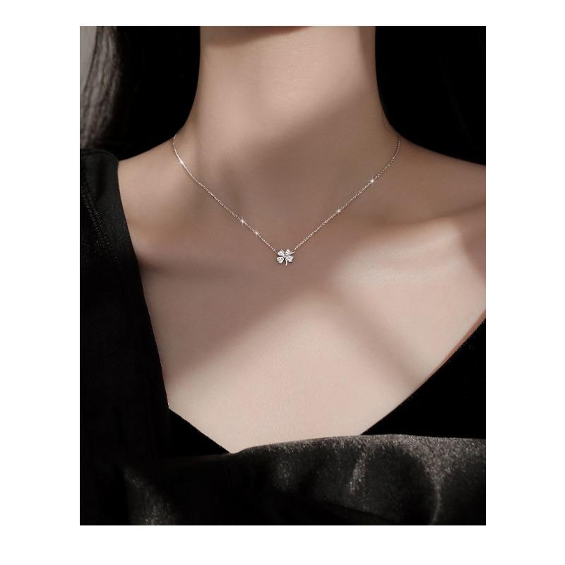Four-leaf Clover Collar Necklace - New Style Women s Luxury, Niche, High-end, Sophisticated Design.
Four-leaf Clover Collar Necklace - New Style Women s Luxury, Niche, High-end, Sophisticated Design.
