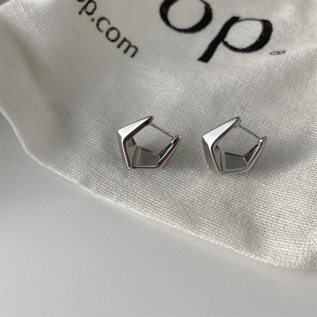 Pentagon three-dimensional earrings 925 silver needles ins cold wind niche personality ear jewelry temperament girls trend fashion 925 silver needles
Pentagon three-dimensional earrings 925 silver needles ins cold wind niche personality ear jewelry temperament girls trend fashion 925 silver needles