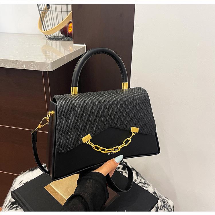2025 Women s Winter Shell Crossbody Bag - Fashionable Small Square Box Handbag 26x7x16 cm чорний
2025 Women s Winter Shell Crossbody Bag - Fashionable Small Square Box Handbag 26x7x16 cm чорний