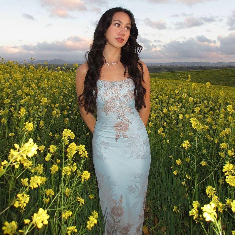 Летнее приталенное платье с бретелями-спагетти Blue S
Летнее приталенное платье с бретелями-спагетти Blue S