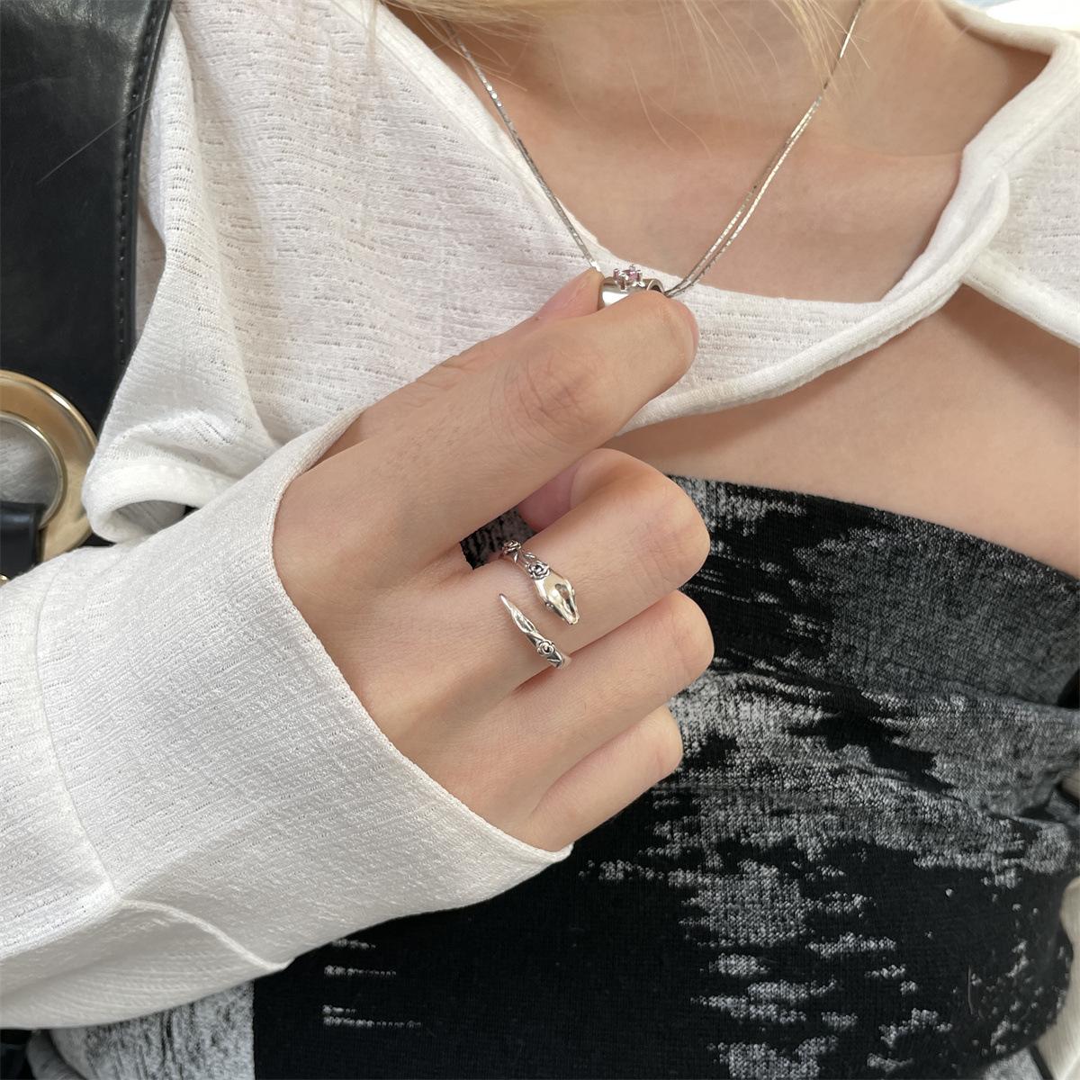 Кольцо Ouroboros Rose Design Vintage для женщин Ins Mysterious Niche Personality Advanced Sense Sterling Silver 925 пробы Открытие opening adjustable
Кольцо Ouroboros Rose Design Vintage для женщин Ins Mysterious Niche Personality Advanced Sense Sterling Silver 925 пробы Открытие opening adjustable