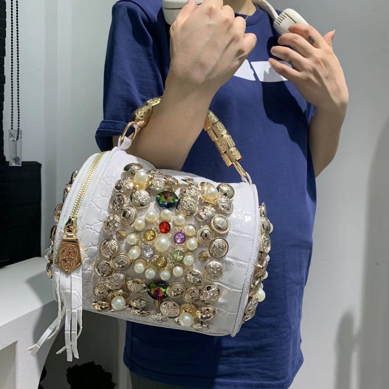 Женская сумка с драгоценными камнями, цилиндрическая, металлическая ручка, через плечо, пришитые вручную пуговицы, роскошная мода
Женская сумка с драгоценными камнями, цилиндрическая, металлическая ручка, через плечо, пришитые вручную пуговицы, роскошная мода