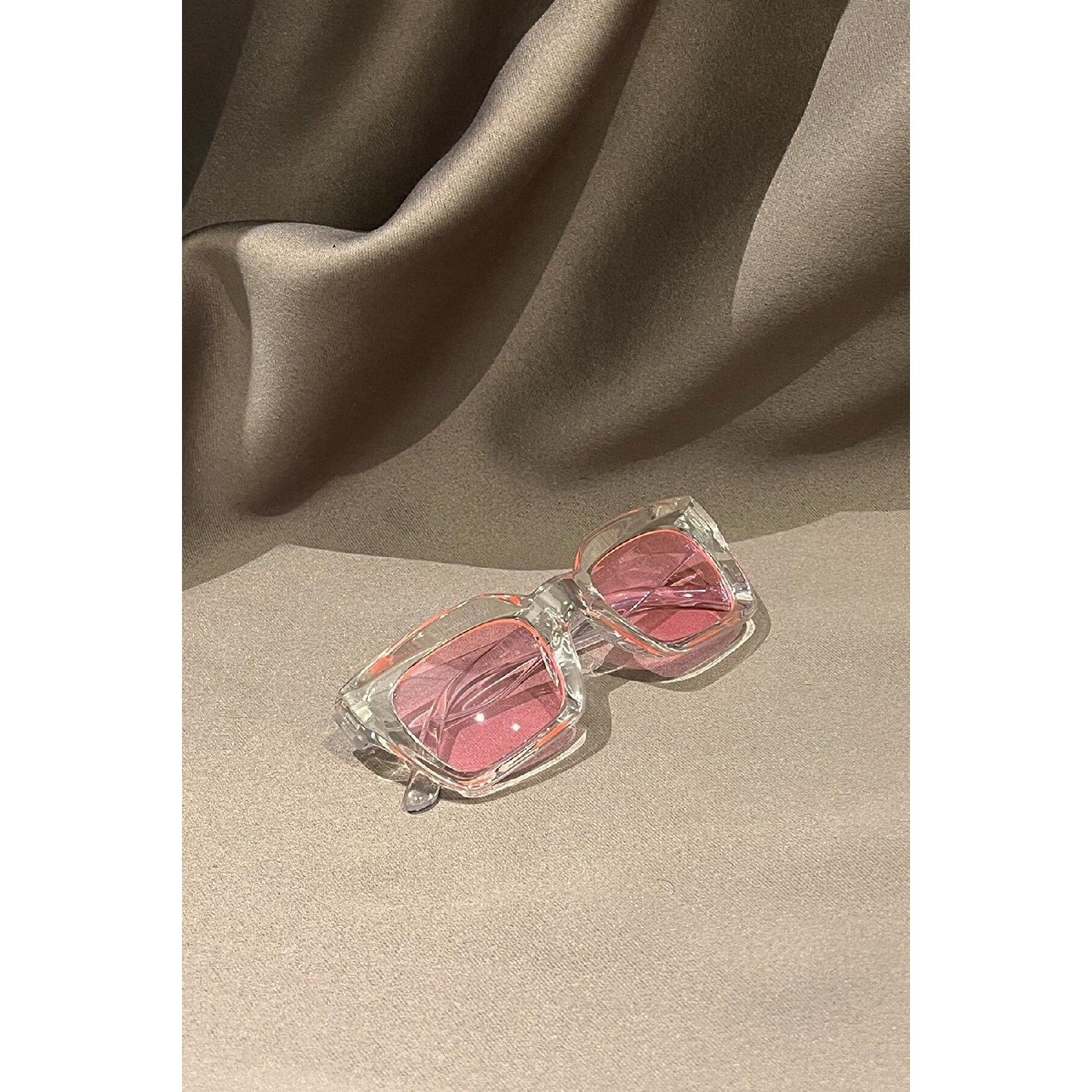 Женские солнцезащитные очки нового сезона розовый
Женские солнцезащитные очки нового сезона розовый