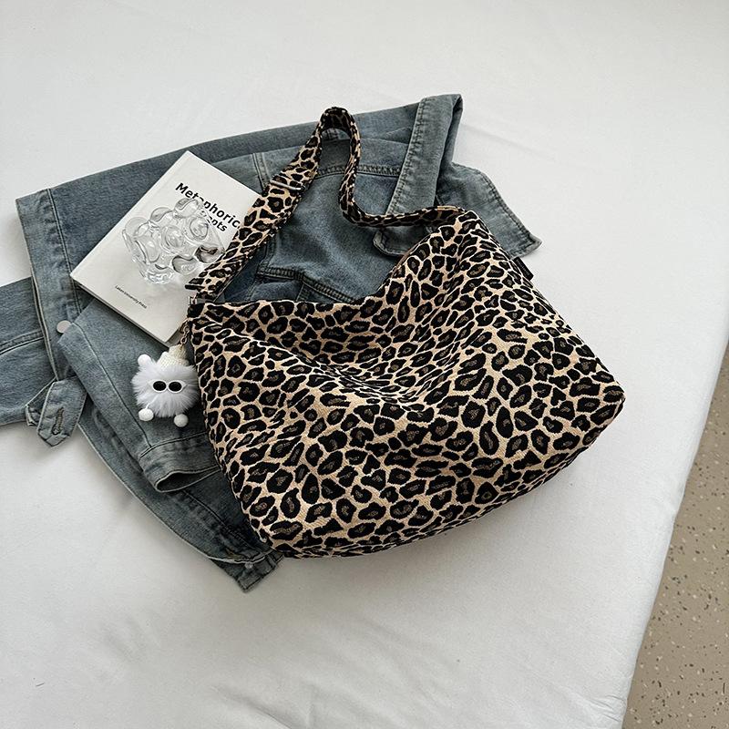 Нишевая холщовая сумка-тоут с леопардовым принтом, женская сумка, повседневная, большой вместимости, модная сумочка, на плечо, мессенджер цветной печати леопарда
Нишевая холщовая сумка-тоут с леопардовым принтом, женская сумка, повседневная, большой вместимости, модная сумочка, на плечо, мессенджер цветной печати леопарда