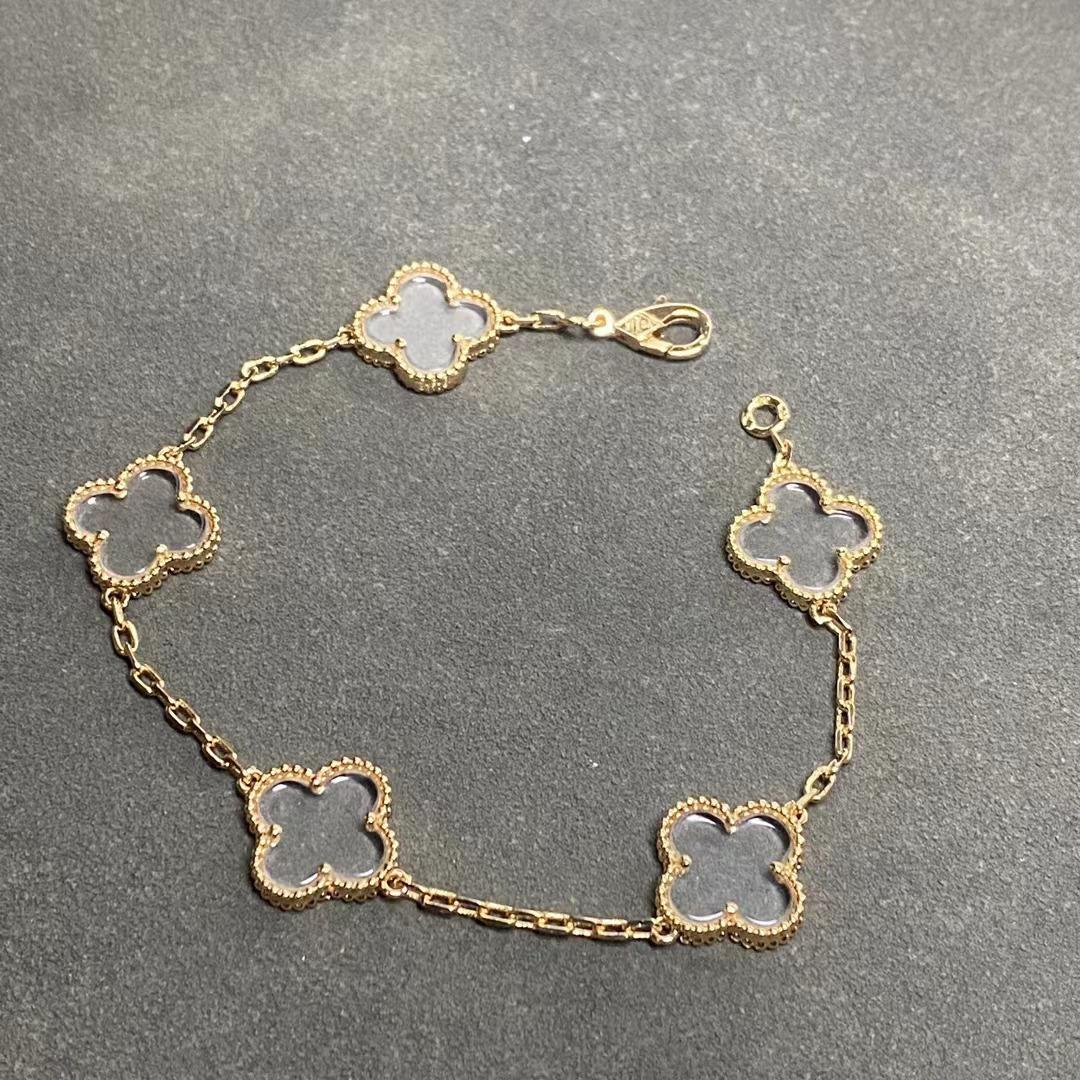 New Stylish Four-leaf Clover Five-flower Bracelet for Women Made with Natural White Mother-of-pearl Red Carnelian and Black Agate
New Stylish Four-leaf Clover Five-flower Bracelet for Women Made with Natural White Mother-of-pearl Red Carnelian and Black Agate