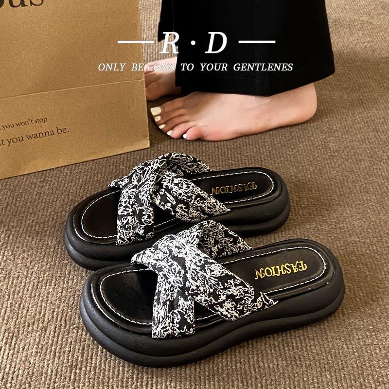 Slippers outer wear summer women s new platform sandals pregnant women fashion versatile high sense one word 35 чорний
Slippers outer wear summer women s new platform sandals pregnant women fashion versatile high sense one word 35 чорний
