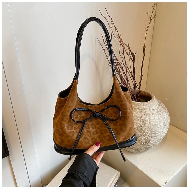 Leopard Hasp Shoulder Bags Faux Suede Exquisite Ladies Bags 2026 Autumn Winter New Versatile Crossbody Bags
Leopard Hasp Shoulder Bags Faux Suede Exquisite Ladies Bags 2026 Autumn Winter New Versatile Crossbody Bags