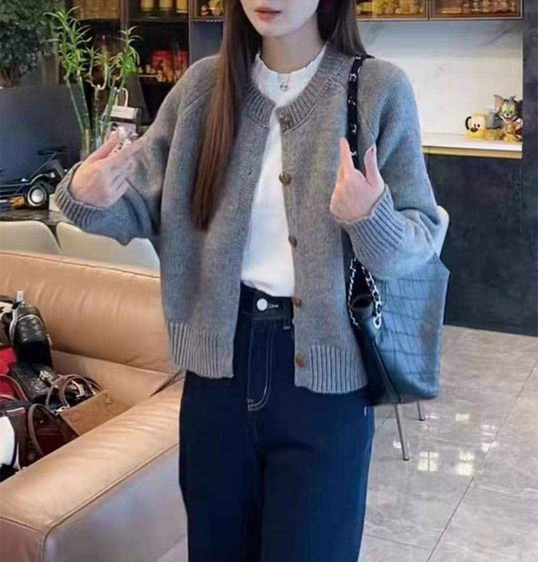 Ретро мягкий восковой вязаный кардиган топ женский осень и зима новый круглый вырез темперамент свободный и тонкий свитер куртка трендовый average size серый
Ретро мягкий восковой вязаный кардиган топ женский осень и зима новый круглый вырез темперамент свободный и тонкий свитер куртка трендовый average size серый