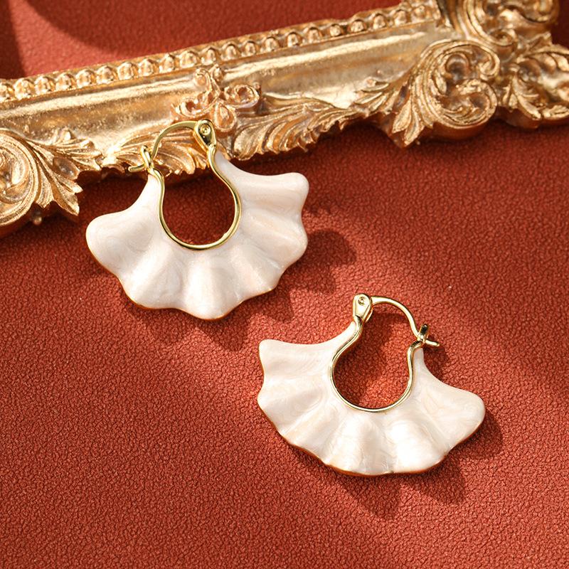 New Design Of Accessories With Pleated White Leaf Drop Glaze Fan-shaped Earrings Luxury And Niche Personalized Earrings
New Design Of Accessories With Pleated White Leaf Drop Glaze Fan-shaped Earrings Luxury And Niche Personalized Earrings