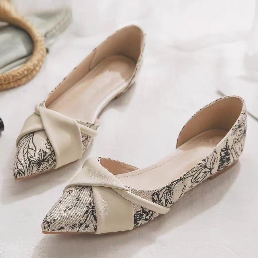 Мелкие остроносые балетки, вечерние туфли в национальном стиле, нежные 2025 весна и осень с юбками, новые китайские одинарные туфли для женского лета 40
Мелкие остроносые балетки, вечерние туфли в национальном стиле, нежные 2025 весна и осень с юбками, новые китайские одинарные туфли для женского лета 40