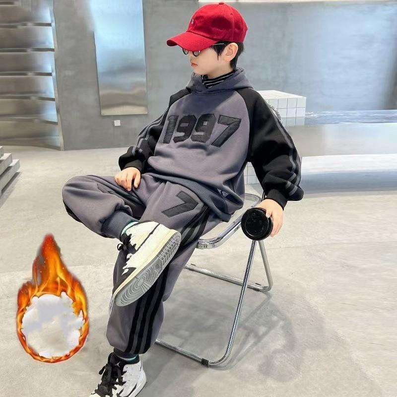 Детский спортивный комплект с флисовой подкладкой и утолщением, размер средний-большой, детская толстовка с капюшоном + спортивные штаны, повседневный комплект из двух предметов 120
Детский спортивный комплект с флисовой подкладкой и утолщением, размер средний-большой, детская толстовка с капюшоном + спортивные штаны, повседневный комплект из двух предметов 120