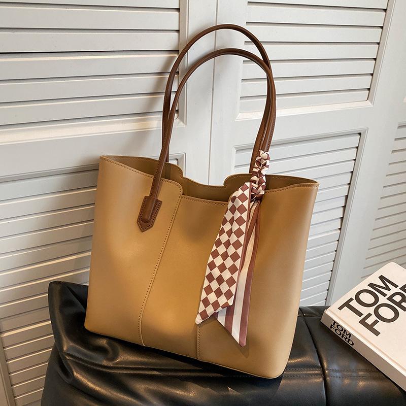 Daily commute to work large-capacity bag women s 2024 summer simple versatile tote bag niche fashion shoulder bag хакі
Daily commute to work large-capacity bag women s 2024 summer simple versatile tote bag niche fashion shoulder bag хакі