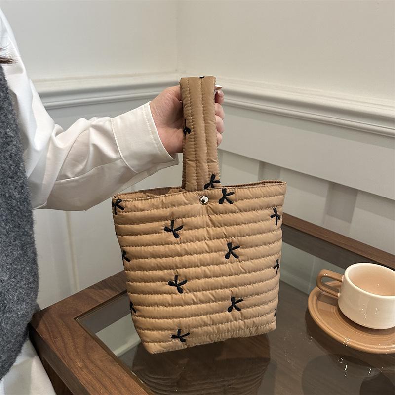 Свежая сумка с вышивкой в виде банта в корейском стиле: Зимняя нишевая полосатая косметичка 2025 хаки
Свежая сумка с вышивкой в виде банта в корейском стиле: Зимняя нишевая полосатая косметичка 2025 хаки