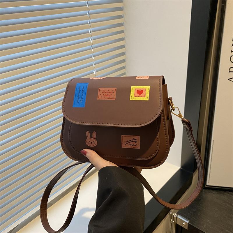 Трендовые контрастные цвета, нишевый дизайн, сумка-седло, летняя популярная универсальная повседневная наплечная сумка-мессенджер, женская сумка
Трендовые контрастные цвета, нишевый дизайн, сумка-седло, летняя популярная универсальная повседневная наплечная сумка-мессенджер, женская сумка