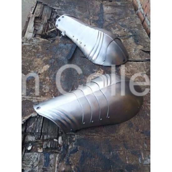 Средневековый готический рыцарский доспех с наплечниками 
Средневековый готический рыцарский доспех с наплечниками