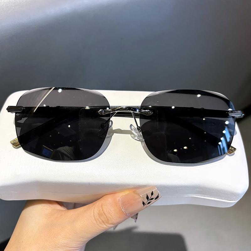 Новые Металлические Солнцезащитные Очки в Крупной Оправе Коричневые Мужские Безободковые с Алмазной Гранью Деловой Стиль Защита от УФ-лучей Вождение Рыбалка Солнцезащитные Женские
Новые Металлические Солнцезащитные Очки в Крупной Оправе Коричневые Мужские Безободковые с Алмазной Гранью Деловой Стиль Защита от УФ-лучей Вождение Рыбалка Солнцезащитные Женские