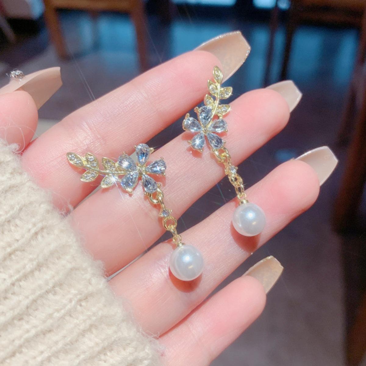 Bridal Suit Full Diamond Claw Chain Fashion Evening Dress Wedding Accessories Super Flash Wedding Jewelry Necklace Earrings Suit Women
Bridal Suit Full Diamond Claw Chain Fashion Evening Dress Wedding Accessories Super Flash Wedding Jewelry Necklace Earrings Suit Women