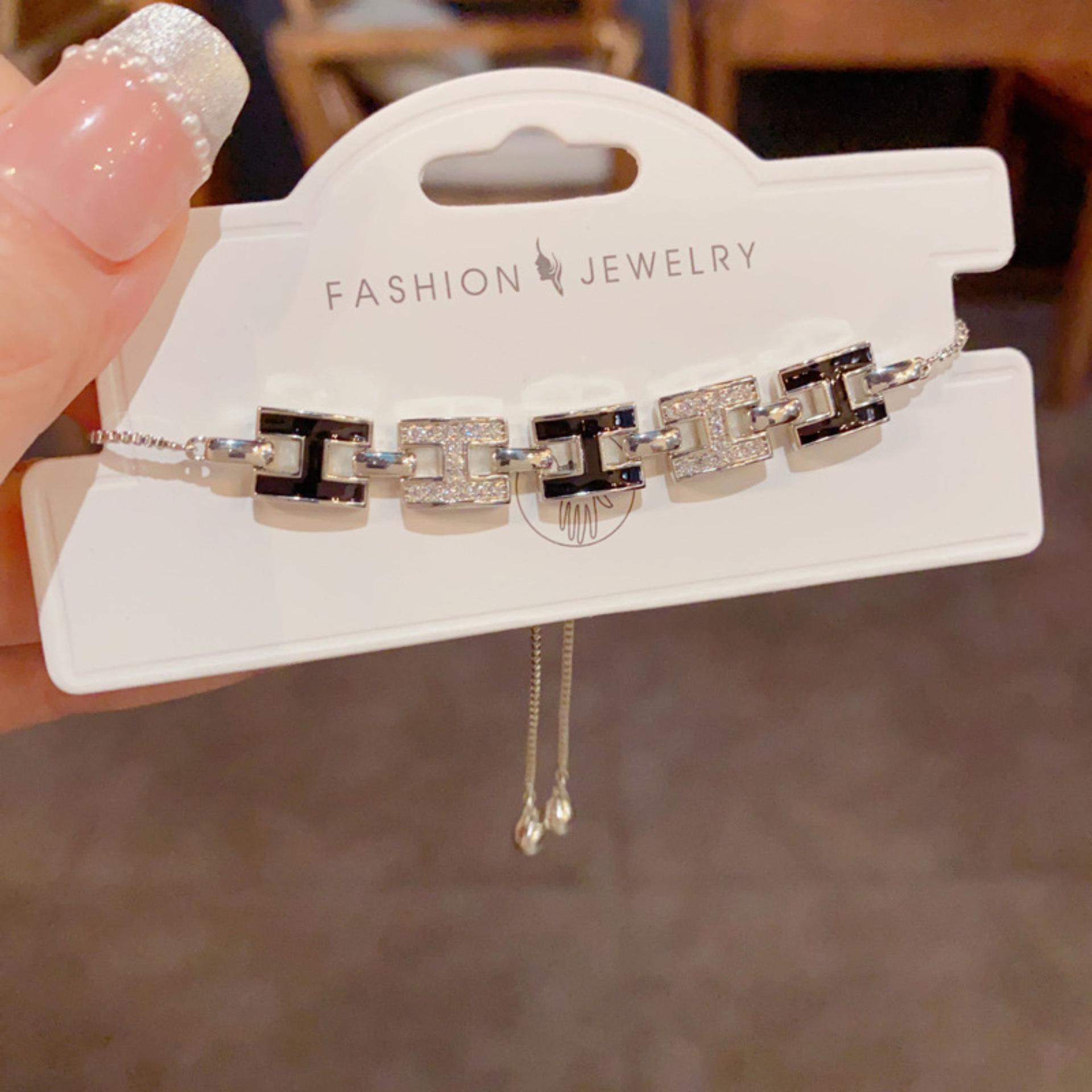 Браслет із літерою, покритий 18-каратним золотом, із цирконами: Стильний, універсальний, розкішний браслет-бангл для жінок.
Браслет із літерою, покритий 18-каратним золотом, із цирконами: Стильний, універсальний, розкішний браслет-бангл для жінок.