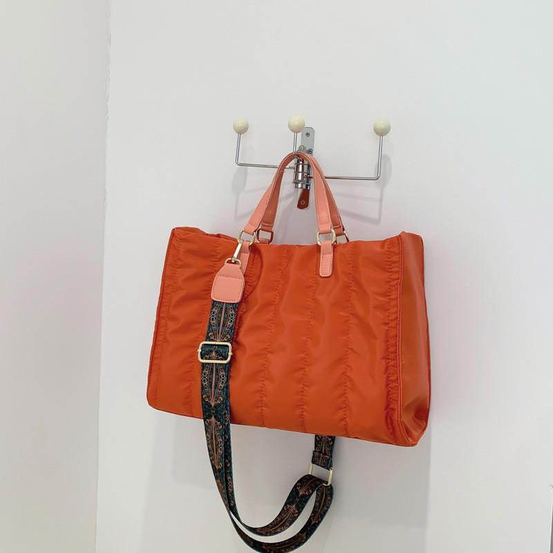 IELGY Корейская версия стильной и простой пригородной сумки, нейлоновая сумка-мессенджер большой вместимости. оранжевый
IELGY Корейская версия стильной и простой пригородной сумки, нейлоновая сумка-мессенджер большой вместимости. оранжевый