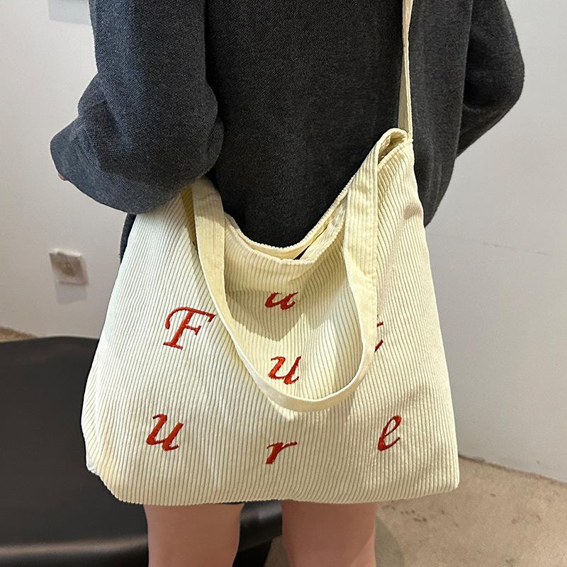 Вишита жіноча вельветова сумка через плече з вишитою літерою, жіноча сумка через плече, повсякденна сумка великої місткості білий
Вишита жіноча вельветова сумка через плече з вишитою літерою, жіноча сумка через плече, повсякденна сумка великої місткості білий