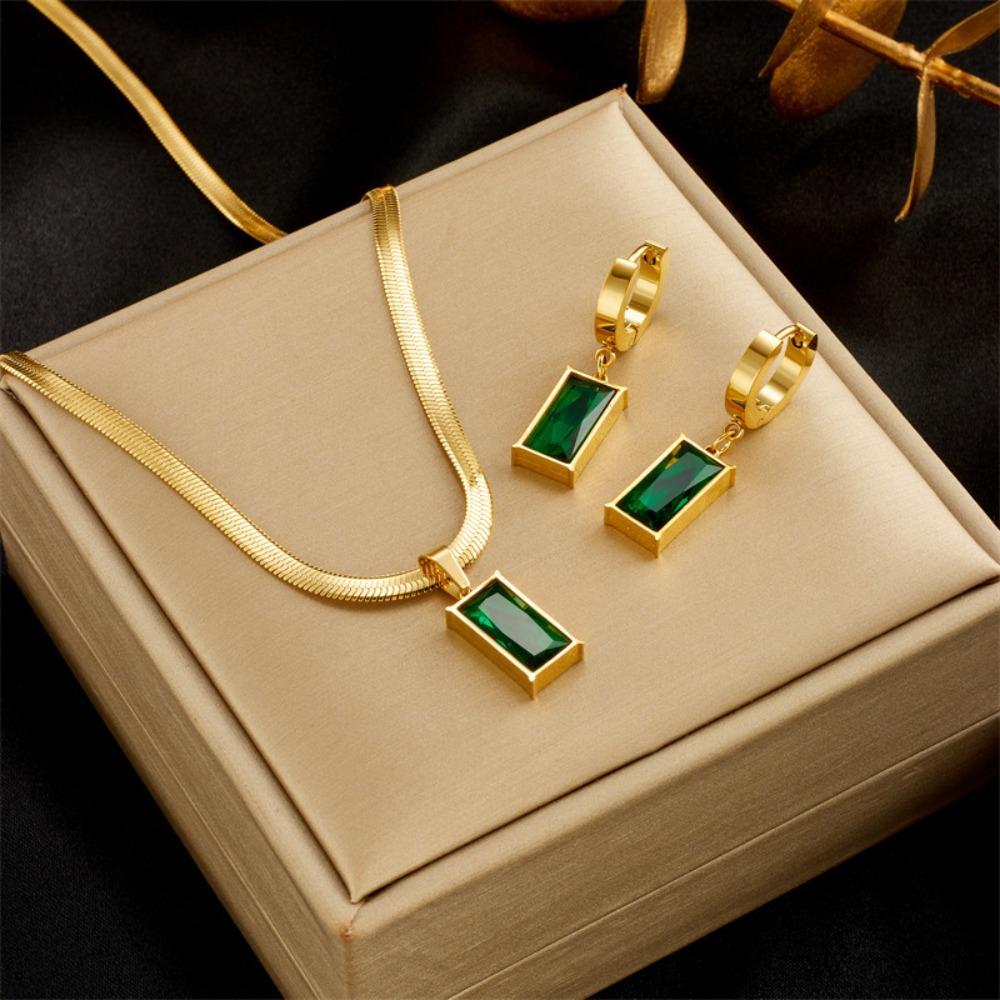 Blade Chain Pendant Necklace Women Elegant Emerald Zircon Titanium Steel Jewelry Light Luxury
Blade Chain Pendant Necklace Women Elegant Emerald Zircon Titanium Steel Jewelry Light Luxury