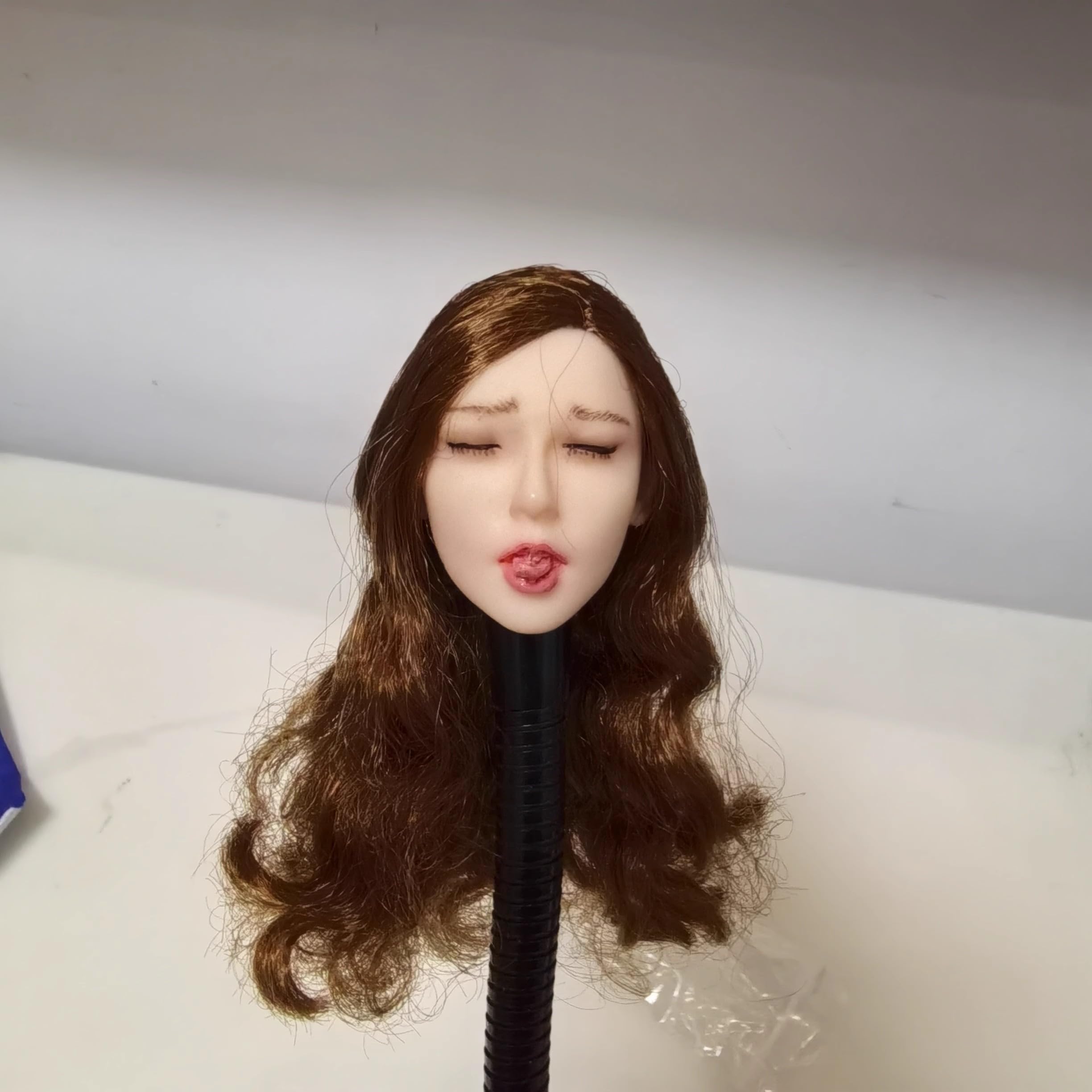 Фигурка Toy Hobby Scale Совместима с TBLeague и другими элементарными телами. Язык высунут. Кожа жемчужно-белая. Глаза закрыты. Длинные каштановые волосы.
Фигурка Toy Hobby Scale Совместима с TBLeague и другими элементарными телами. Язык высунут. Кожа жемчужно-белая. Глаза закрыты. Длинные каштановые волосы.