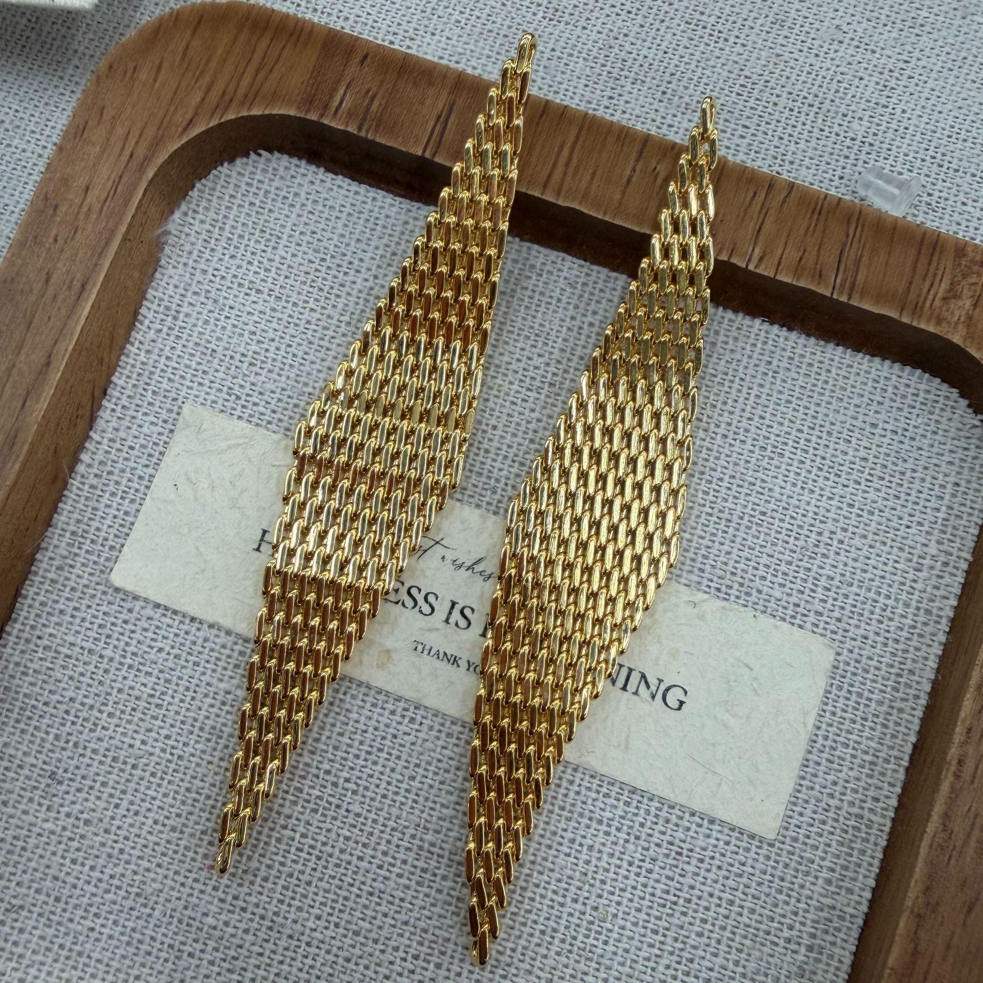 Electroplating 18K Metal Wind Simple Fish Bone Fringed Long Earrings Temperament Cold Wind Earrings Fashionable Personalized Ear Jewelry
Electroplating 18K Metal Wind Simple Fish Bone Fringed Long Earrings Temperament Cold Wind Earrings Fashionable Personalized Ear Jewelry