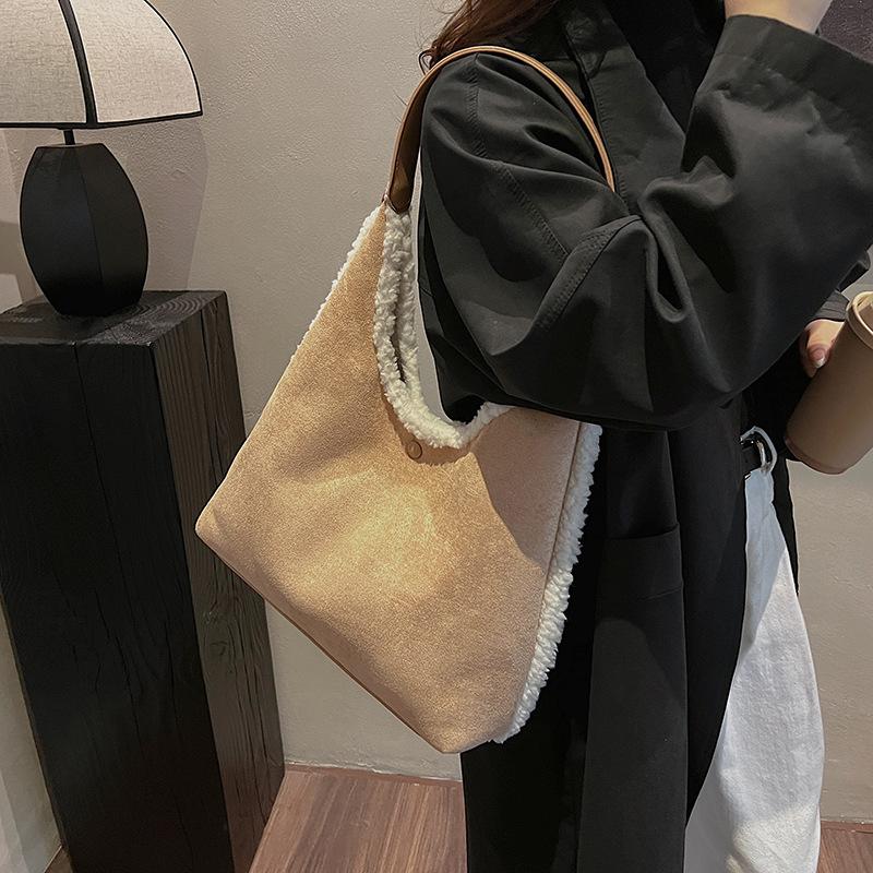 Вместительная замшевая сумка через плечо женская 2025 новая сумка под мышкой для поездок на работу универсальная сумка-тоут из овечьей шерсти 38*10*37 хаки
Вместительная замшевая сумка через плечо женская 2025 новая сумка под мышкой для поездок на работу универсальная сумка-тоут из овечьей шерсти 38*10*37 хаки