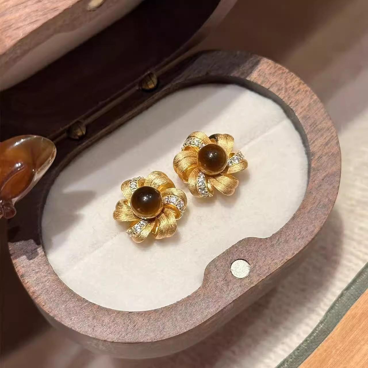 Vintage frosted flower brushed tiger eye stone earrings for women brown exquisite earings stud suitable for daily jewelry gifts золотой
Vintage frosted flower brushed tiger eye stone earrings for women brown exquisite earings stud suitable for daily jewelry gifts золотой