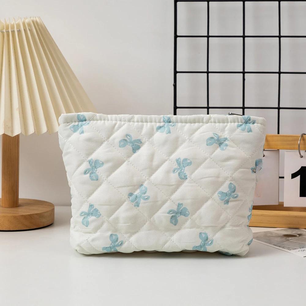 New Bow Women s Cosmetic Bags Cute Portable Girls Pencil Case Makeup Bag Handbags Kawaii Makeup Ladies Travel Storage Bag 27x6.5x17.5cm
New Bow Women s Cosmetic Bags Cute Portable Girls Pencil Case Makeup Bag Handbags Kawaii Makeup Ladies Travel Storage Bag 27x6.5x17.5cm