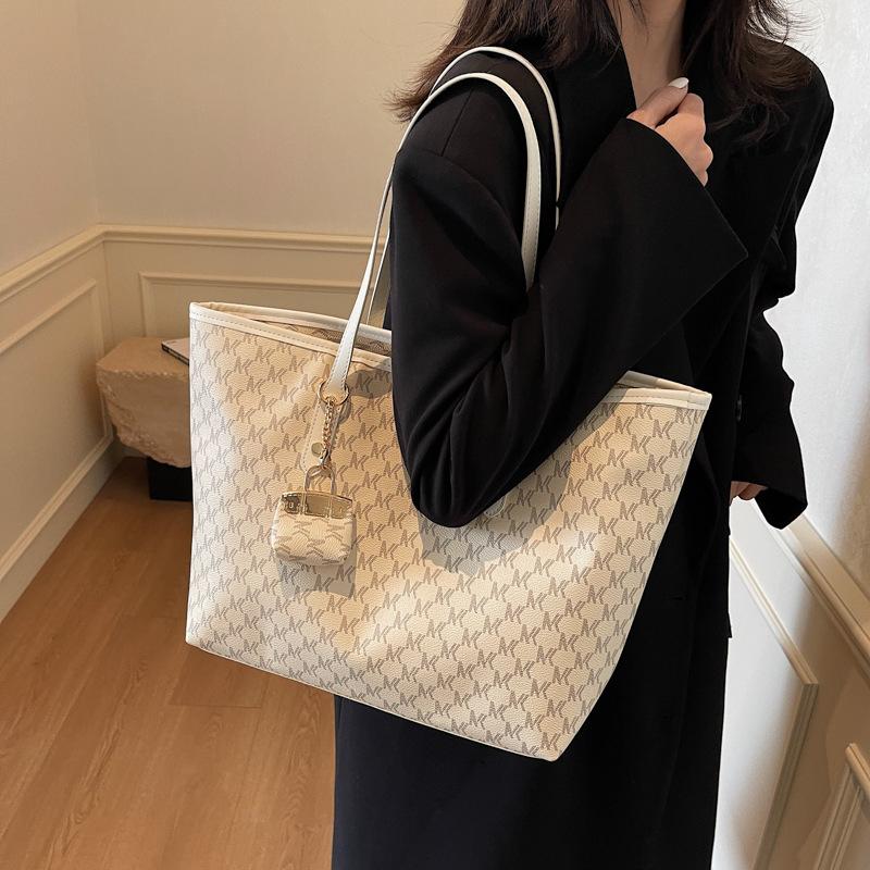 Women s bag New fashion women s messenger bag Large capacity commuter tote bag Women s briefcase computer bag 45*15*30
Women s bag New fashion women s messenger bag Large capacity commuter tote bag Women s briefcase computer bag 45*15*30