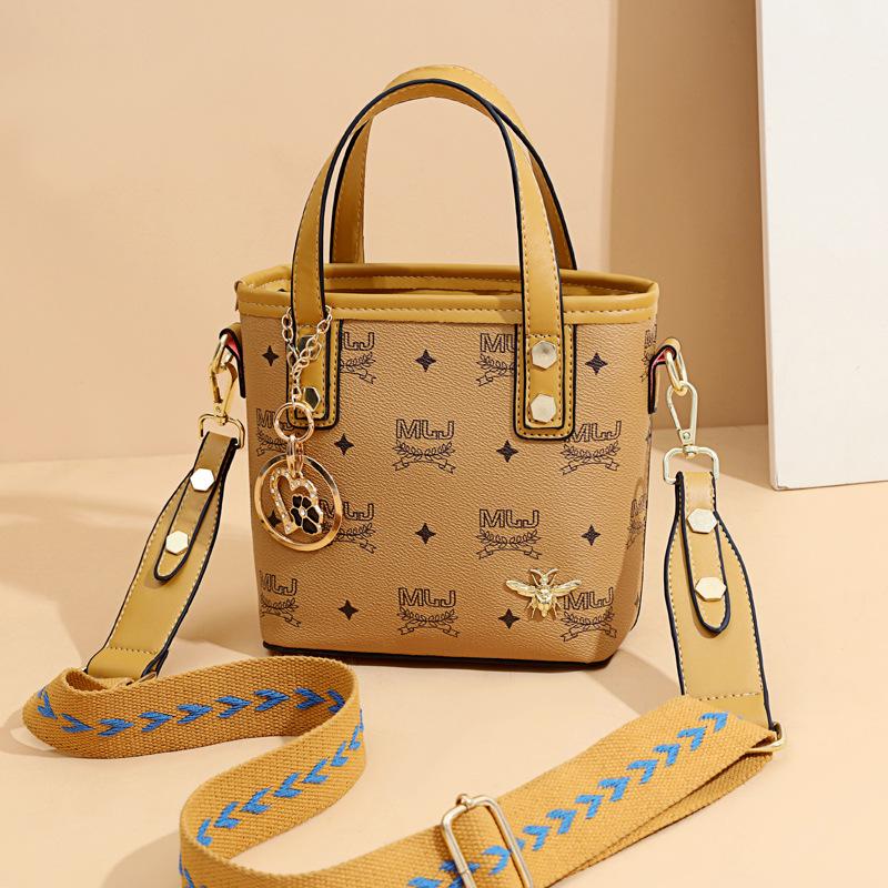 Женская сумка сумка через плечо женская 2025 новая модная модная сумка на плечо универсальная высококлассная портативная сумка-ведро женская сумка хаки
Женская сумка сумка через плечо женская 2025 новая модная модная сумка на плечо универсальная высококлассная портативная сумка-ведро женская сумка хаки