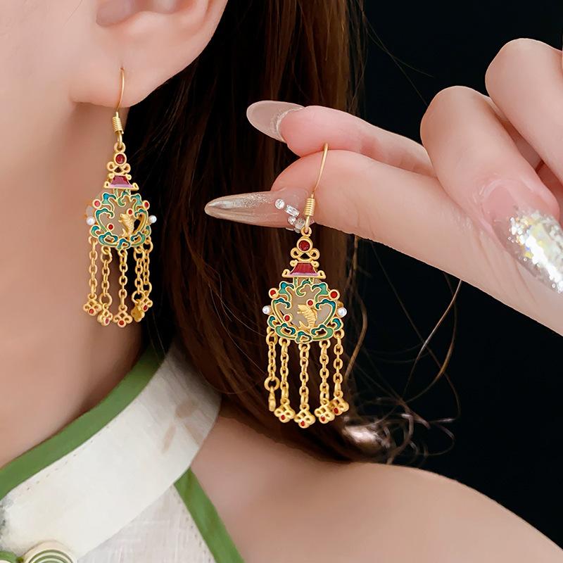 Dumb gold irregular love oil drop pearl fringed ear hook fashion earrings light luxury high-end temperament earrings
Dumb gold irregular love oil drop pearl fringed ear hook fashion earrings light luxury high-end temperament earrings
