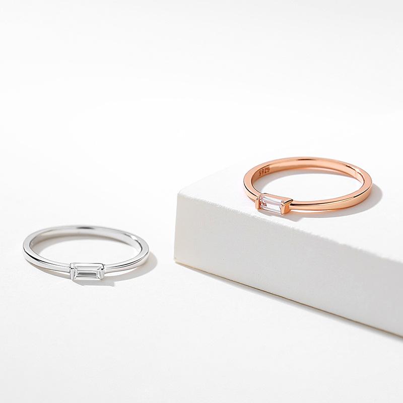 Тонкие кольца из стерлингового серебра 925 пробы с прямоугольным цирконием и цирконием. Простой шикарный свадебный набор с кубическим цирконом. 
Тонкие кольца из стерлингового серебра 925 пробы с прямоугольным цирконием и цирконием. Простой шикарный свадебный набор с кубическим цирконом.