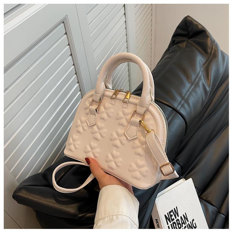 Ladies bags textured flower embossed handbag 2024 spring new shoulder messenger bag women s bag temperament білий
Ladies bags textured flower embossed handbag 2024 spring new shoulder messenger bag women s bag temperament білий