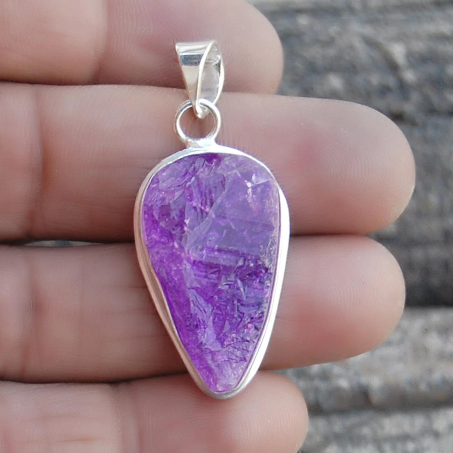 Необроблений фіолетовий аметист, срібло 925 проби, кулон (28 x 18 мм) срібний
Необроблений фіолетовий аметист, срібло 925 проби, кулон (28 x 18 мм) срібний