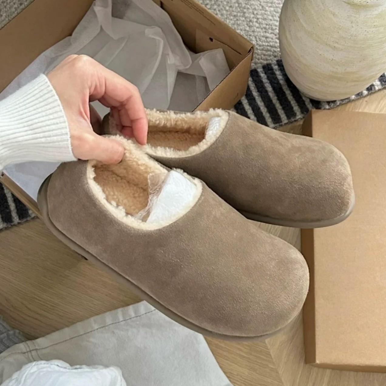 Ugly cute flat-bottomed bag head, hairy half slippers, women wear a pedal outside in 2024, muller shoes, velvet Birkenstocks cotton shoes 35
Ugly cute flat-bottomed bag head, hairy half slippers, women wear a pedal outside in 2024, muller shoes, velvet Birkenstocks cotton shoes 35